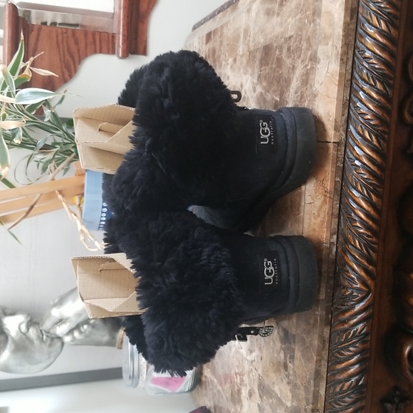 Used black UGG boot, Size 6 - Picture 3 of 9